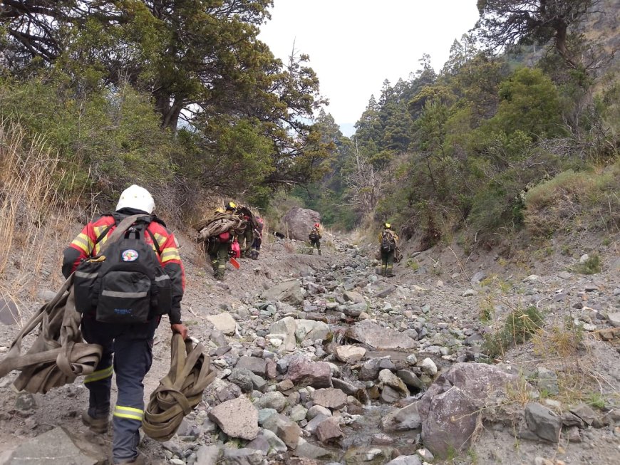 Cerca de 100 personas y medios aéreos intervienen en el operativo para sofocar el incendio forestal en la zona de Trevelin 