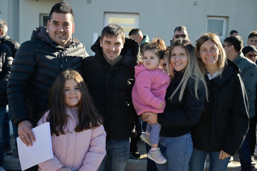 Torres encabezó una nueva entrega de casas en Trelew y anunció que solicitará a Nación el traspaso de las 204 viviendas inconclusas del Pro.Cre.Ar.