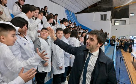 Torres encabezó el acto central por el Día de la Bandera y destacó la importancia de fortalecer la democracia y la educación