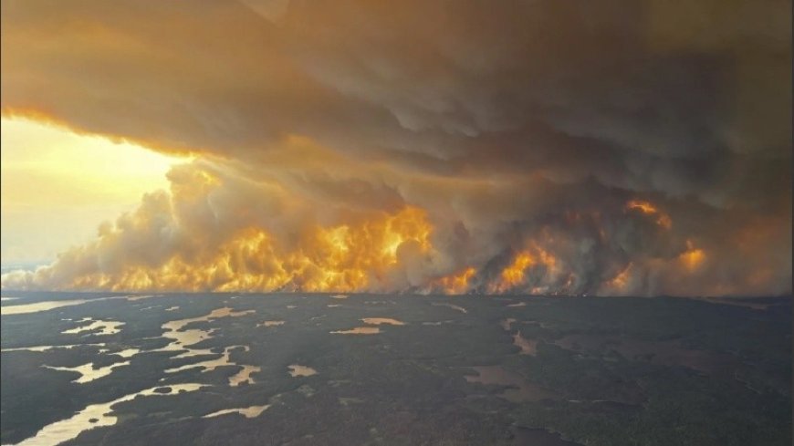 Miles de evacuados por incendios forestales en el oeste de Canadá