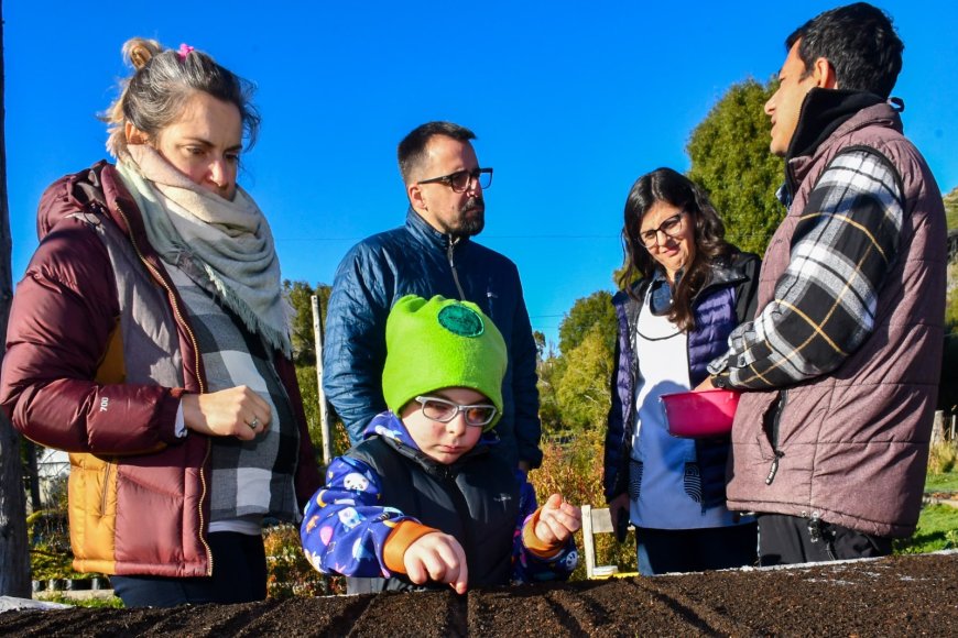 Taccetta visitó la Escuela N°25 del Parque Nacional Los Alerces y entregó un aporte económico para la institución