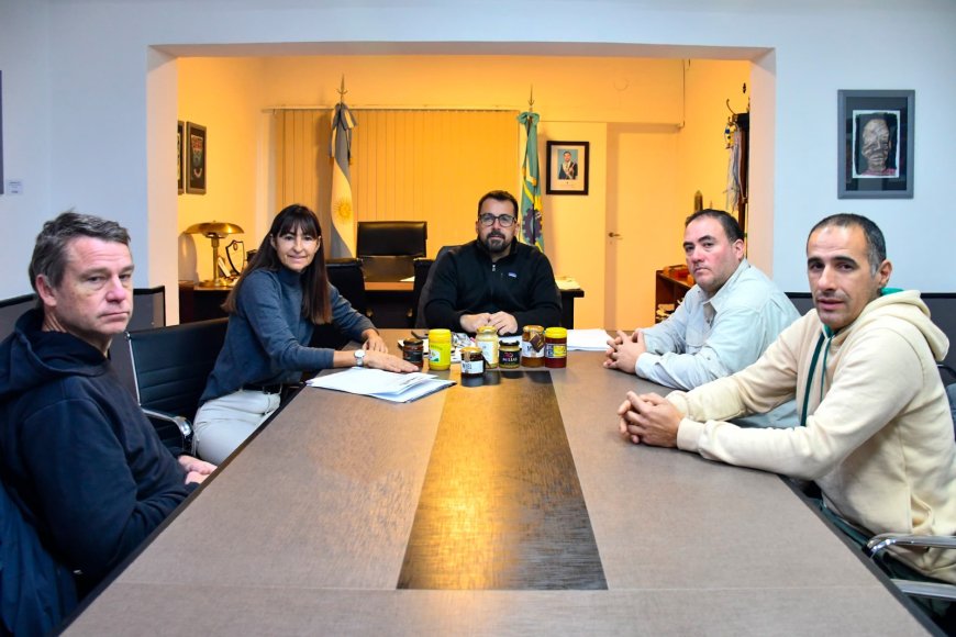 Esquel: El municipio y la Asociación de Apicultores fortalecen la producción local de miel