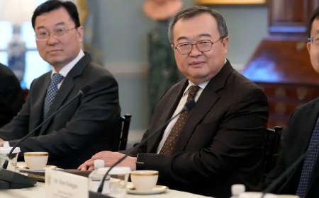 China detiene a uno de sus diplomáticos más destacados