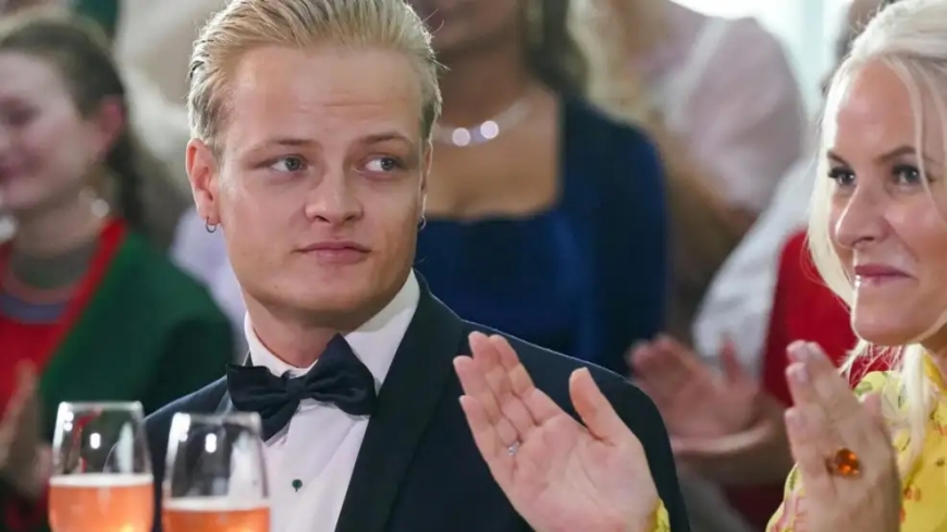 El hijo mayor de la princesa de Noruega fue acusado de cuatro violaciones y un total de 32 delitos