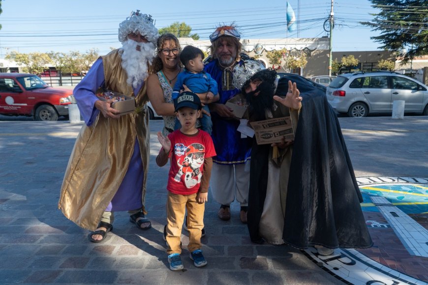 RAWSON: Una multitud celebró la llegada de los Reyes Magos en la Plaza Central