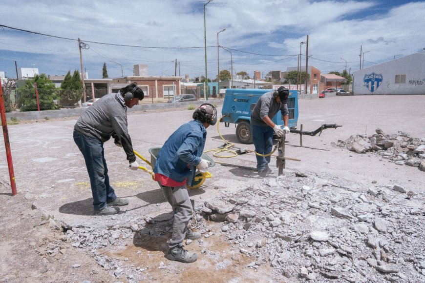RAWSON: Avanza la reparación del playón deportivo del Área 12