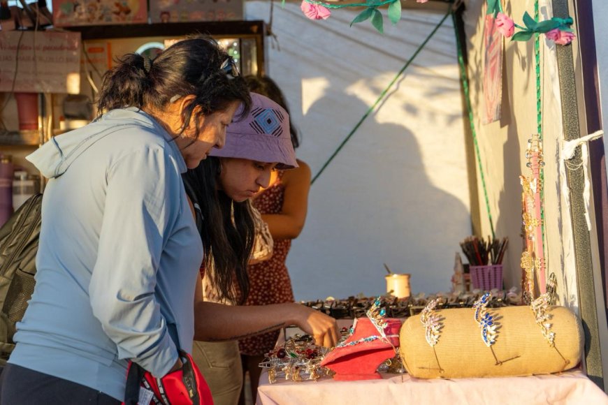 La feria municipal de la costa recibe una gran concurrencia de familias en Playa Unión