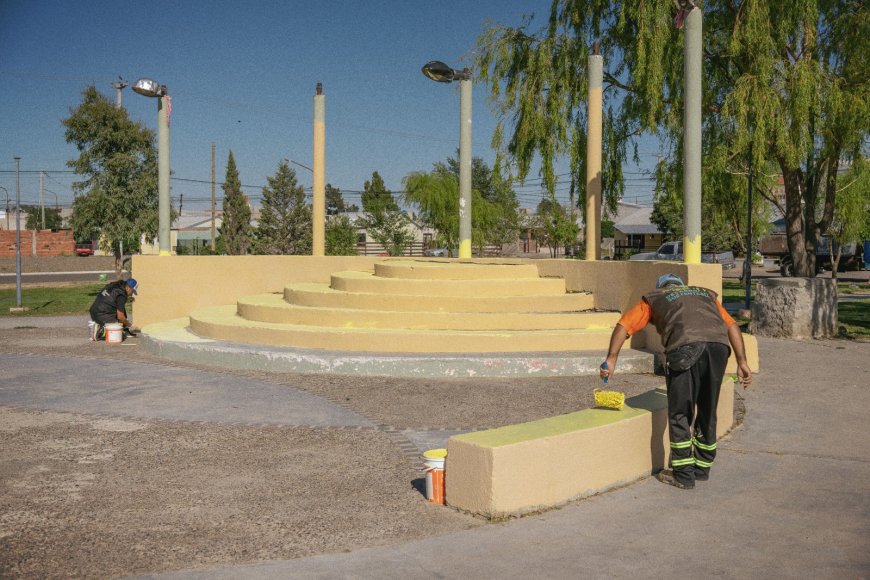 La municipalidad de Rawson realiza trabajos de mantenimiento en la plaza del barrio 490 Viviendas Norte